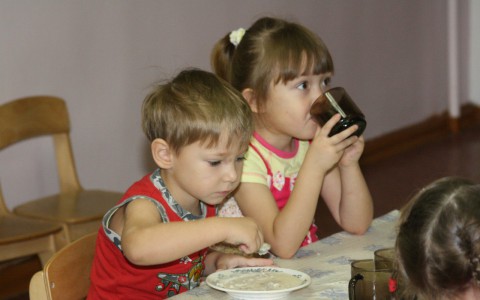 В Омутнинске няня, опрокинувшая на ребенка кастрюлю с горячим супом, избежала наказания