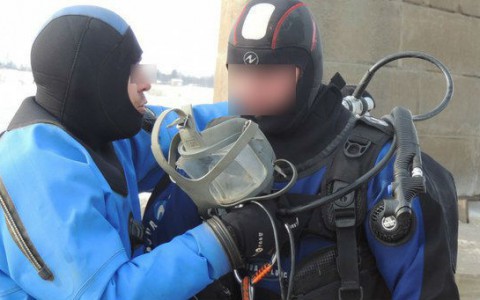 В Кировской области 2 месяца водолазы не могут вытащить КАМАЗ из воды