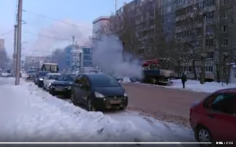 На проспекте Строителей вспыхнул кран-борт