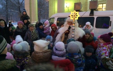 Дед Мороз, Чародей и цыпленок устроили в центре города праздник для юных кировчан