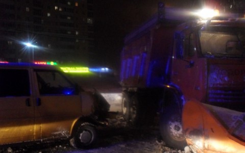 В Кирове снегоуборщик не пропустил встречный микроавтобус: пострадал ребенок