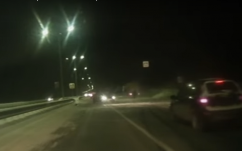 На Советском тракте бензовоз протаранил иномарку и чуть не сбил женщину