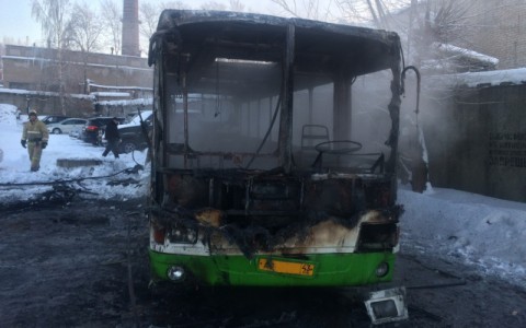 В Кирове на стоянке полностью сгорел автобус