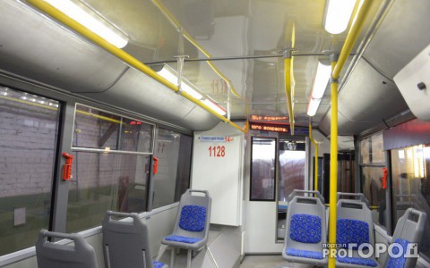 Из-за мороза в Кирове в троллейбусах застывают входные двери