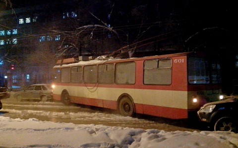 Из-за разрыва трубы троллейбус застрял и перекрыл движение на Красноармейской