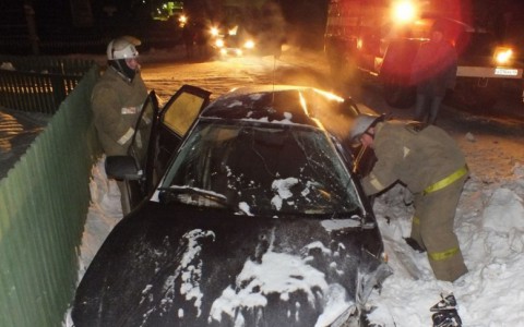 В Кировской области водитель врезался в опору ЛЭП и погиб