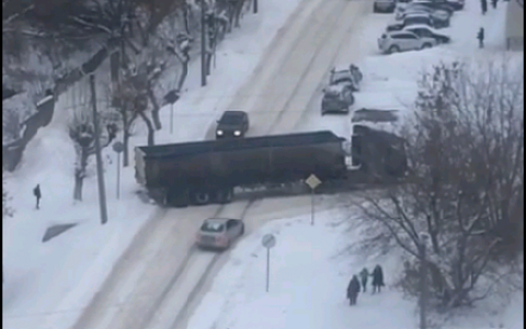 В центре Кирова фура перекрыла целую улицу