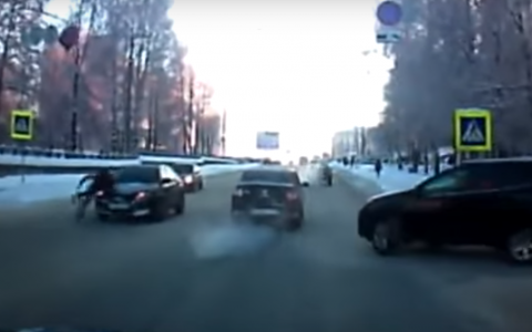 Видео: в Кирове водитель иномарки на зебре сбил ребенка