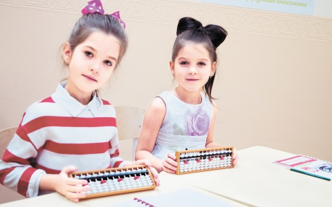 В «Пифагорке» дети прыгают и одновременно складывают двузначные числа