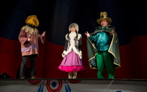 Страшила, Гудвин, Элли и Дед Мороз зажгли елку на Театральной площади