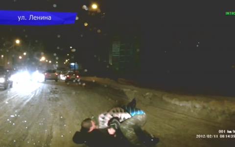 В Кирове на улице Ленина подрались пассажир и водитель автобуса