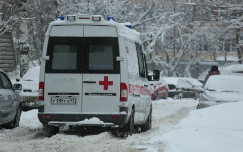 На улице Ленина у подъезда высотки прохожие нашли тело девушки