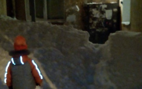 В Кирове снегом завалило подъезд жилого дома