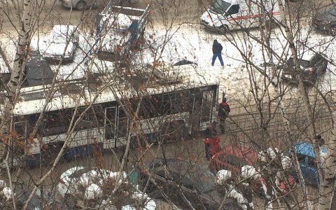 Видео: на Октябрьском проспекте женщины толкали застрявший троллейбус