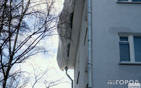 В Кирове на 28-летнюю девушку с крыши дома упала снежная глыба
