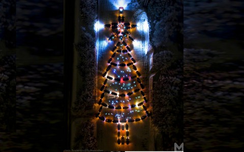 Кировские водители составили огромную елку из 75 машин