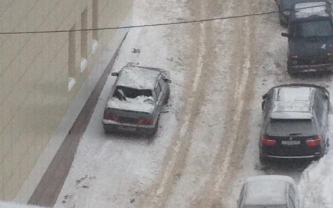 В Кирове с крыши торгового центра глыба снега упала на машину