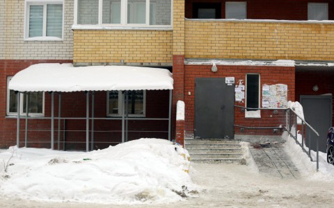 Соседка выпавшей с 14 этажа девушки: «Все произошло на глазах моей четырехлетней дочки»