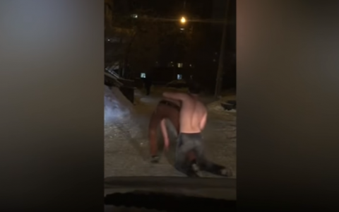 В Кирове очевидцы сняли на улице драку полуголых мужчин