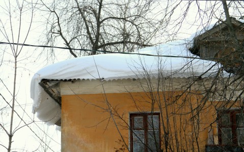 Кировские крыши и дворы пообещали очистить до пятницы