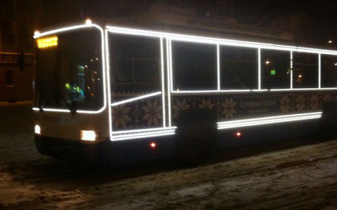 Кировчан удивил светящийся троллейбус, обклеенный светодиодными лентами