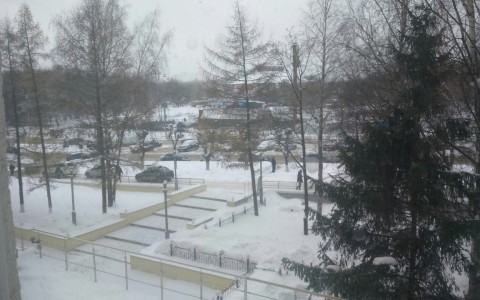 В Кирове водители массово решили объехать ДТП по тротуару