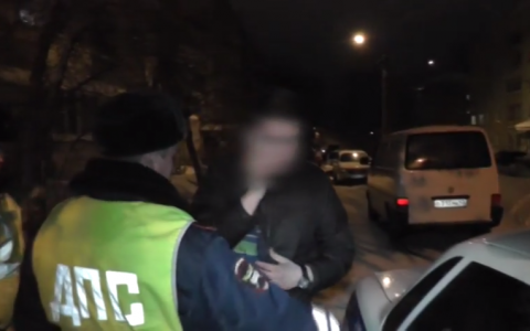 В Кирове автоинспекторы задержали подростка-водителя, устроившего гонку