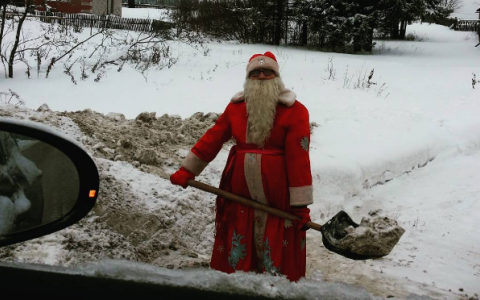 Среда в Кирове: Дед Мороз - дворник и гуманитарная помощь