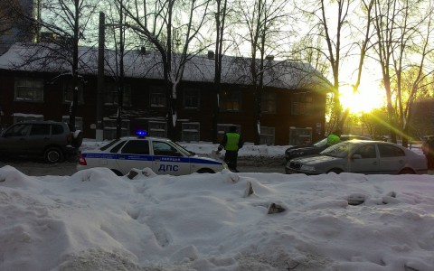 Видео: в Кирове водители вновь объезжали пробку по тротуару