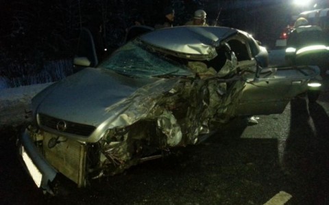 В Кировской области спасатели вырезали водителя из искореженной машины