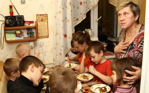 Бабушка, в одиночку воспитывающая семь внуков: «Благодаря добрым людям у нас появилось полноценное жилье»