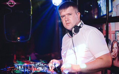 Танцуем под гига-сет от резидента РЦ NEON: Dj Golubev