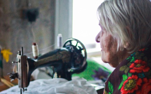 Как позаботиться о пожилом человеке, если родных нет рядом