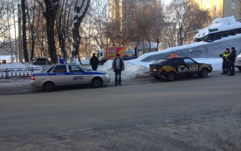 На видео попал момент ДТП в Кирове, где таксист сбил молодого человека