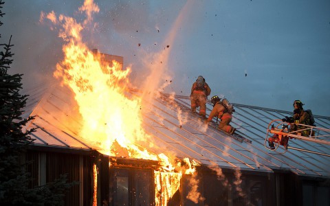 В новогодние праздники число погибших в пожарах возрастает в три раза