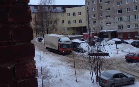Фура 12 часов не могла выехать из снежной каши в кировском дворе