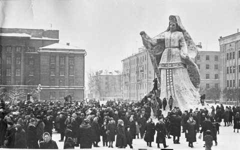 Русские богатыри, дымка и ракета: как украшали Театралку полвека назад