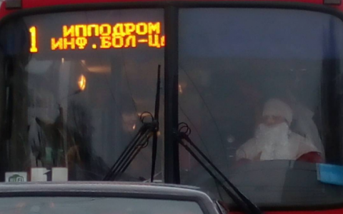 Пятница в Кирове: брутальная Снегурочка и Дед Мороз за рулем автобуса