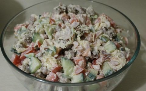Новогодний салат: с копченой курицей и свежими овощами