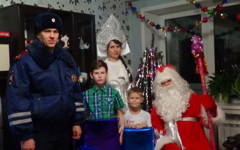 Инспекторы ГИБДД вручили новогодние подарки детям сослуживца, погибшего в страшном ДТП