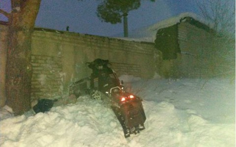 В Чепецке водитель на снегоходе влетел в кирпичную стену