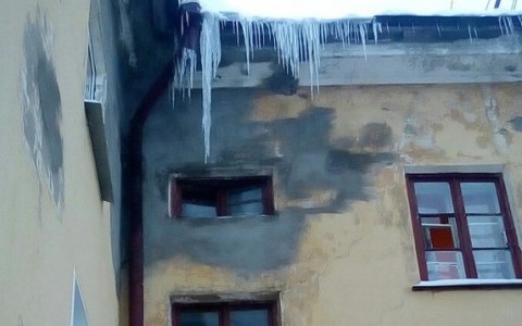 Кировчане бьют тревогу: в городе не убирают сосульки и нависший снег