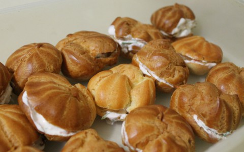 Профитроли с начинкой из сыра фета: новая закуска на вашем столе