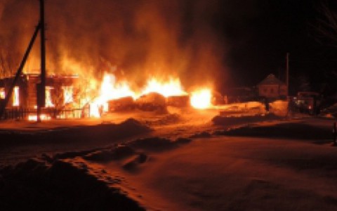При пожаре в Кировской области чудом спаслась семья с тремя детьми