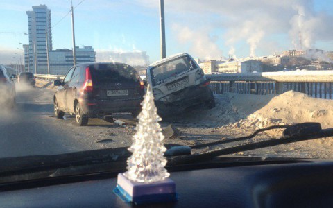 В Кирове на мосту два авто не поделили дорогу