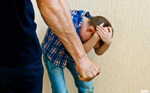 В Кирове мужчина ударил головой в нос подростка