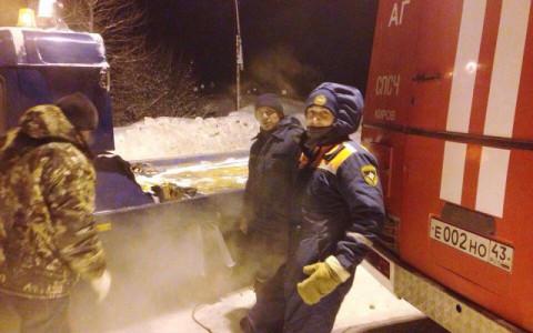 В Кировской области в мороз на трассе застряла семья