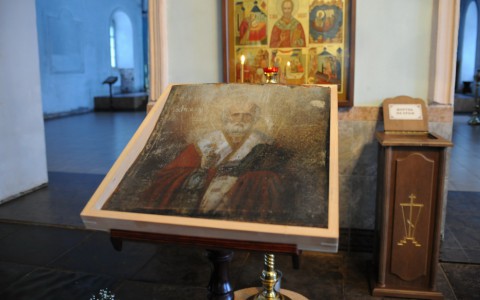 В Великорецком образ святого проявился на железной заслонке для окна