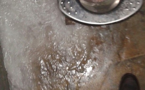 На Pikabu посмеялись над заледенелым туалетом в кировской электричке