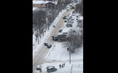 В Кирове легковушка перекрыла улицу Розы  Люксембург